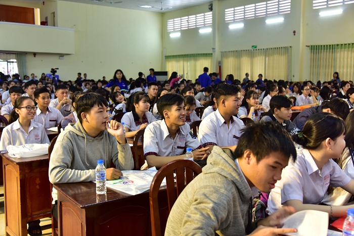 Hơn 400 em học sinh & phụ huynh đã đến tham dự chương trình